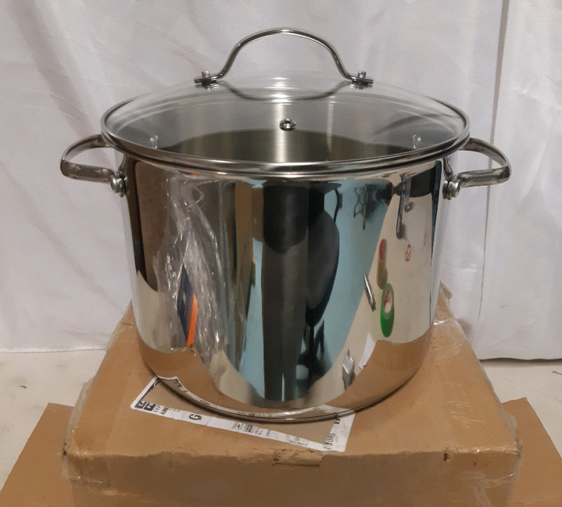 New Amazon Basics Stainless Steel Pot With Lid ( 10" Diameter 7.5" Tall )