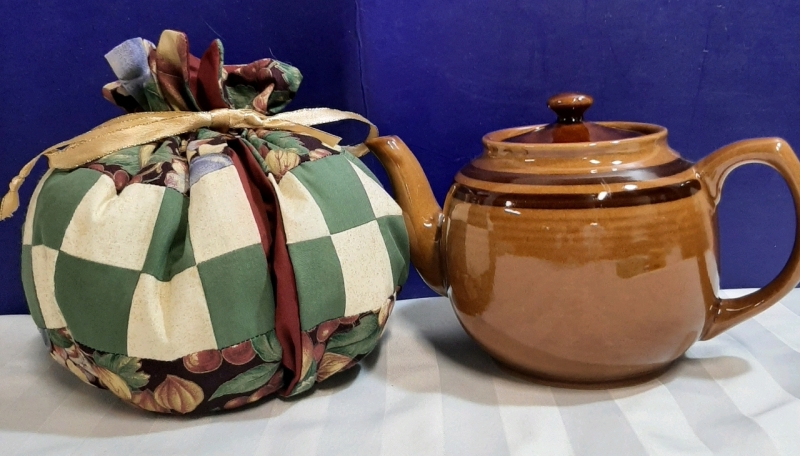 Vintage 5.5" Brown Betty Teapot with a Cosy No chips or cracks