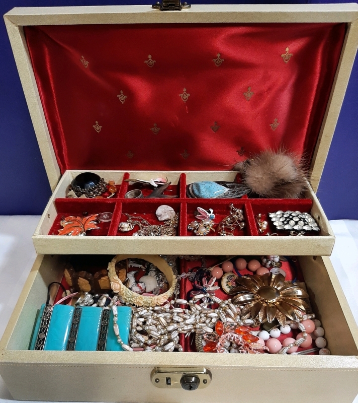 Vintage Jewellery Box with some Lovely Vintage Jewellery inside. Brooches, Necklaces, Earrings & More