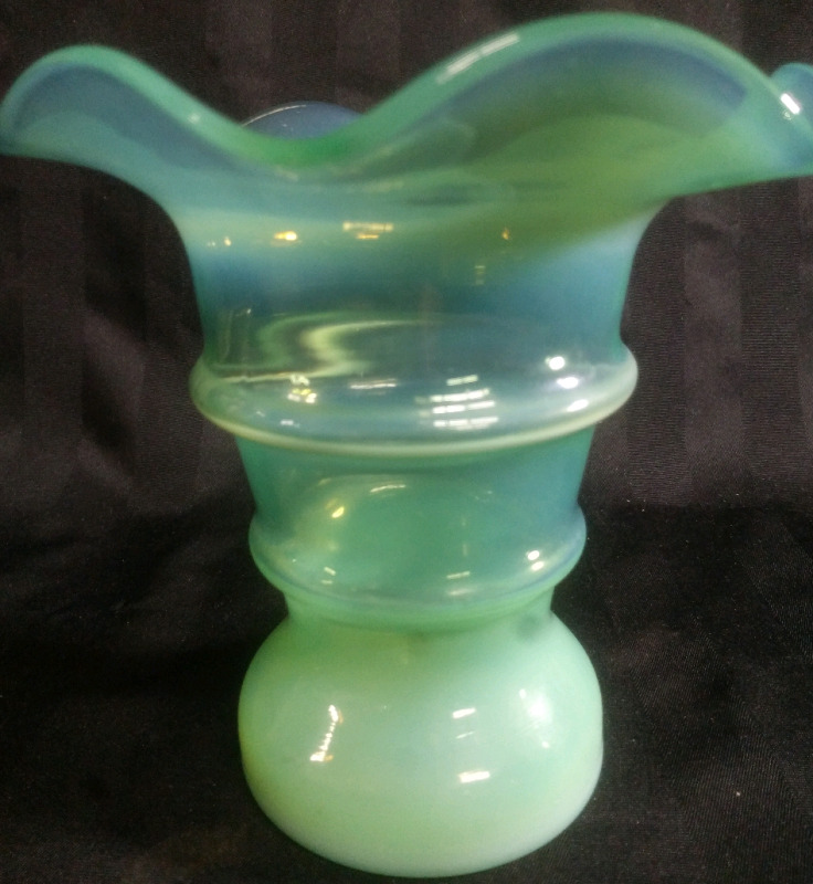 Vintage Green Glass Art Vase 6"x6" In Great Pre Owned Condition