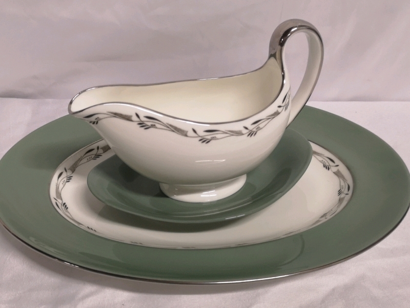 2 Vintage Wedgewood Platter & Gravy Boat - Halford Pattern