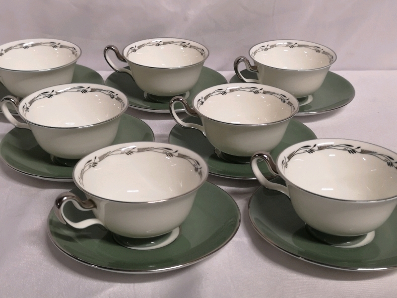 7 Vintage Wedgwood Teacups & Saucers - Halford Pattern