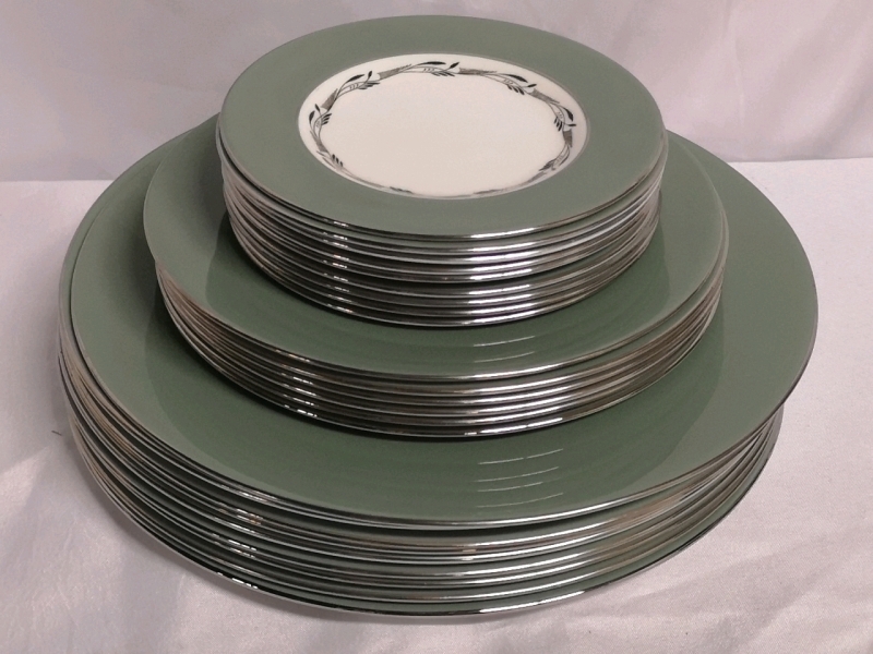 24 Vintage WEDGWOOD Plates - Halford Pattern