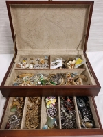 BOMBAY jewelry box with contents