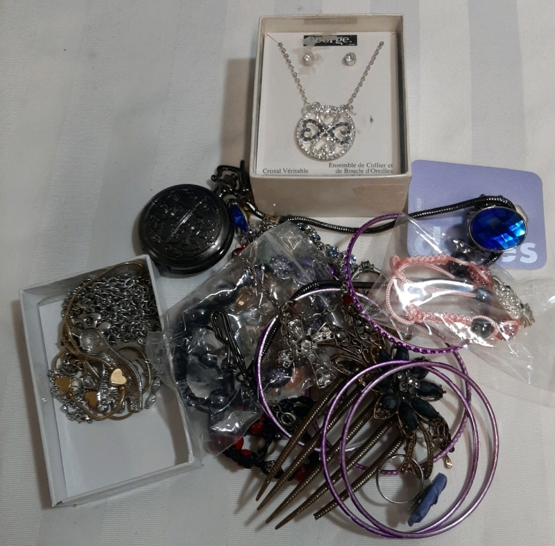 Assorted Jewellery Lot. Necklaces, Ring, Comb, Bracelets All comes to you in a tulle pouch