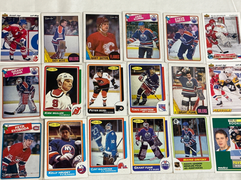 18 Vintage NHL Hockey Trading Cards 1986 - 1991 O-Pee-Chee Upper Deck Pinnacle Including a 1986 O-Pee-Chee Wayne Gretzky #259 Assist Leaders Edmonton Oilers