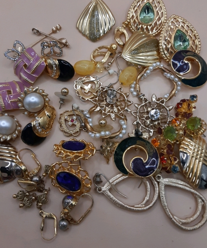 15-20 Pairs of Vintage Earrings