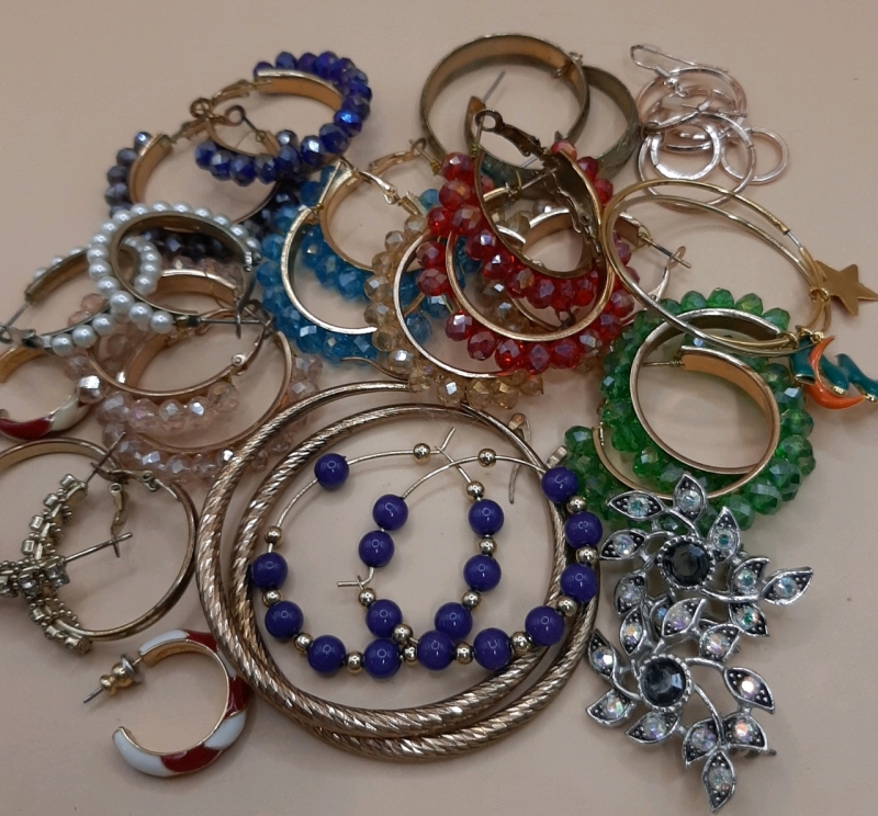 15-20 Pairs of Vintage Earrings