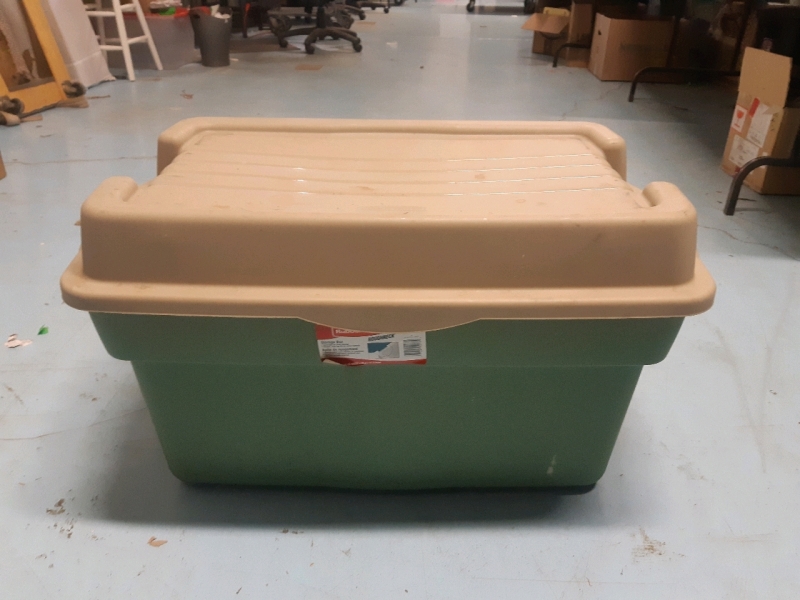 Rubbermaid Roughneck Stackable Storage Bin With Hinged Lid ( 32" x 20.2" x 15.5" )