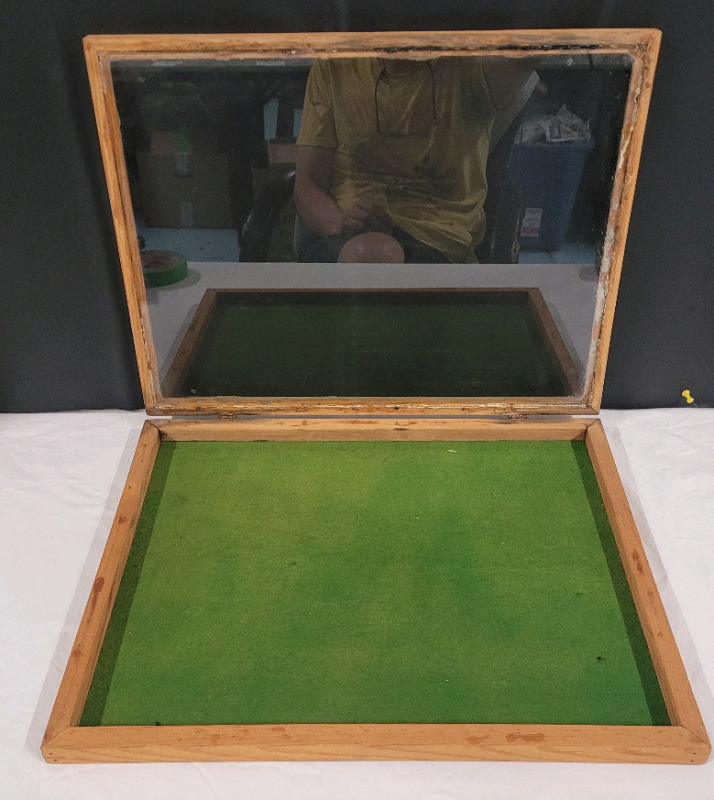 Vendor Showcase with Glass Top , Measures 19"&times;15"&times;1.5" . Inside Measures 5/8" deep