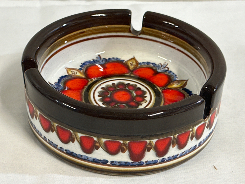 Vintage Haas Brothers Handarbeit Royal Hearts Pottery Ashtray 4.5&rdquo;(DIA) 1.5&rdquo;(H) Good Condition