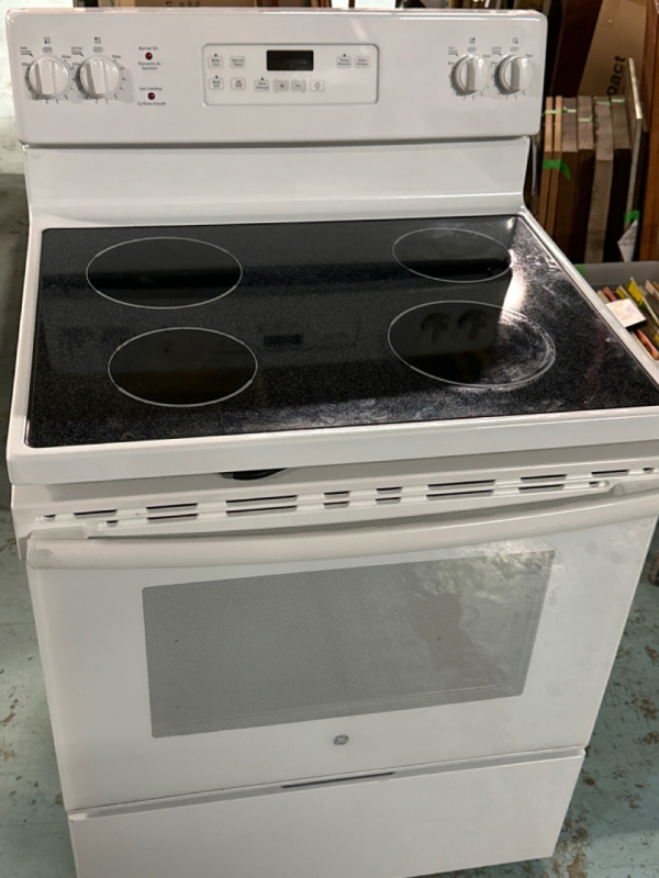 General Electric GE White 4 Burner Ceramic Stove Top Oven Pre-owned Untested Seller Claims It Works Well 48&rdquo; x 30&rdquo; x 26&rdquo;