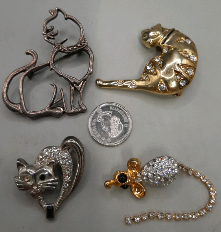 4 Vintage Pins- 3 Cats & a Mouse