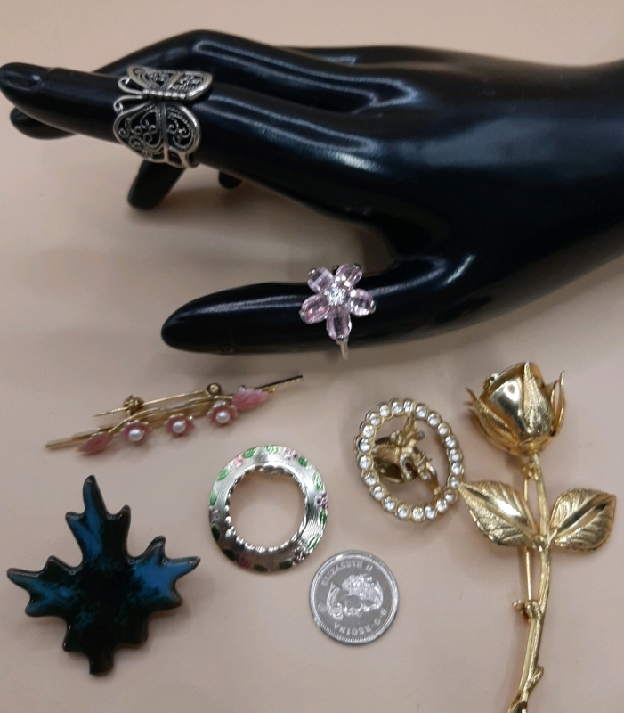 5 Vintage Pins & 2 Rings