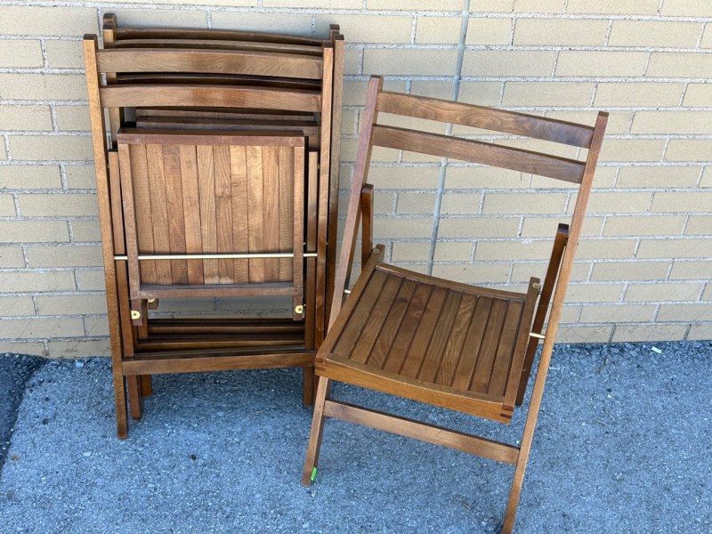 4 Vintage Wooden Folding Chairs 18&rdquo; Seat From Ground 35&rdquo; Tall When Folded