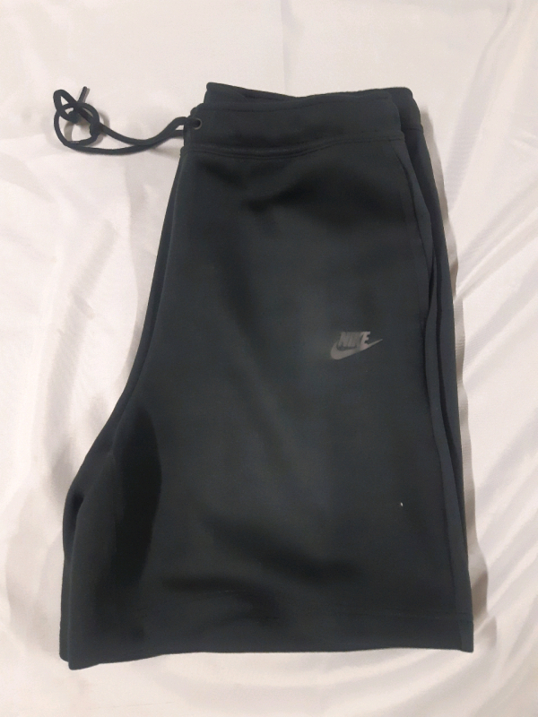 New Nike Mens Black Standard Above Knee Shorts With Large Zipper Pocket ( Size XL )