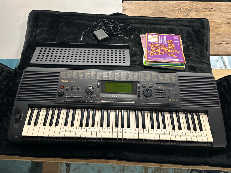 Yamaha PSR-620 Keyboard With a Pedal & Nice Long & MvQuadr Case and a Few Music Books As-Is Untested No Power Cord