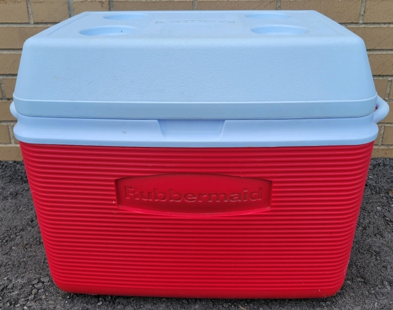 Rubbermaid Cooler With Lid, Handles, Drink Holders 20"x18"x12" Drain Cap Is Broken Otherwise Great Condition