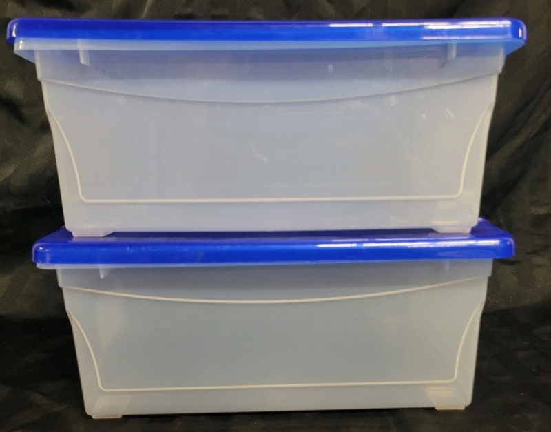 2 Stackable Plastic Bins With Lids 14"x9"x6" 15L Great Condition