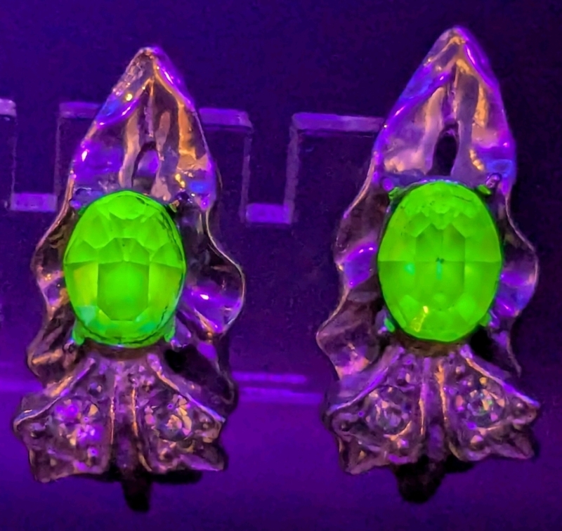 Stunning Vintage Uranium Glass & Silver Tone Screw-Back Earrings | 1" Long Each