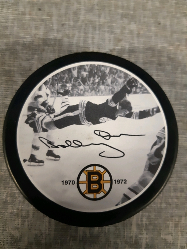 New | Boston Bruins Bobby Orr Plaque & Hockey Puck * Replica Card ( Plaque Measures 9.5" x 12" )