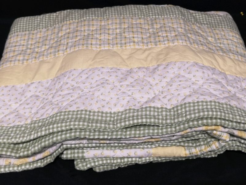 Queen Size Quilt/Comforter - 86" Wide & 96" Long