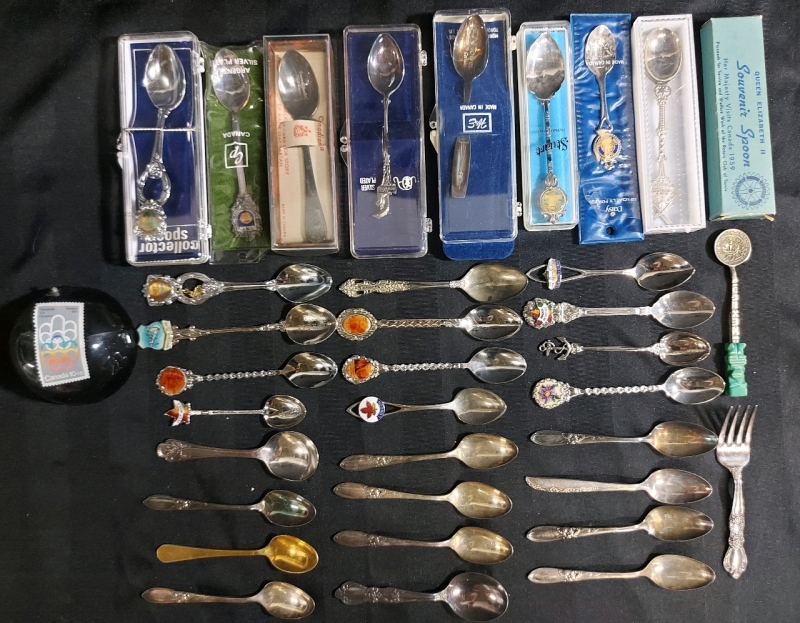 33 Collectable Souvenir Spoons 1 Fork And Olympic Canadian Stamp In Resin + Wooden Wall Mount Of Canada FTo Display Them! Pre Owned Great Condition