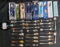 33 Collectable Souvenir Spoons 1 Fork And Olympic Canadian Stamp In Resin + Wooden Wall Mount Of Canada FTo Display Them! Pre Owned Great Condition