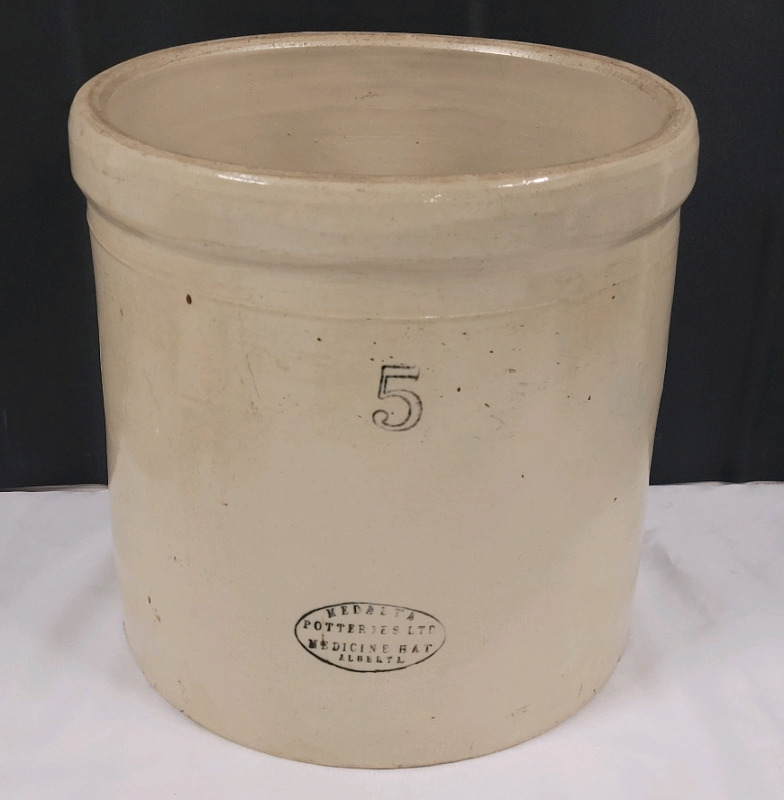 Vintage Medalta Potteries Ltd. #5 Crock , Medicine Hat Alberta . No cracks , small chip bottom edge