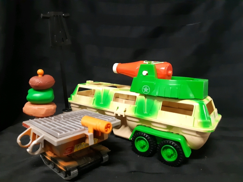 Vintage set of 2 Mattel 1988 Food Fighters, Combat Carton Ketchup Vehicle and BBQ Bomber