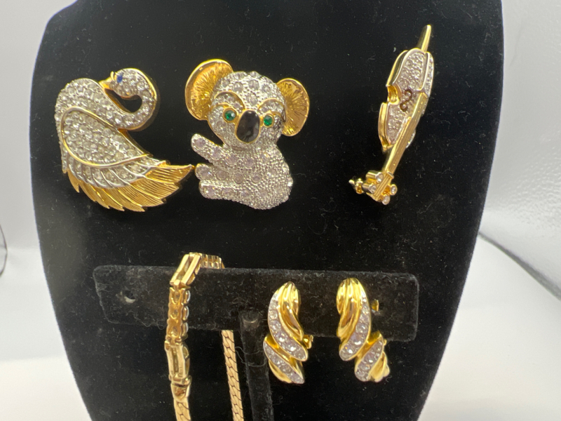 Rhinestone Gold tone Figurals Park Lane Brooches Bracelet Earrings