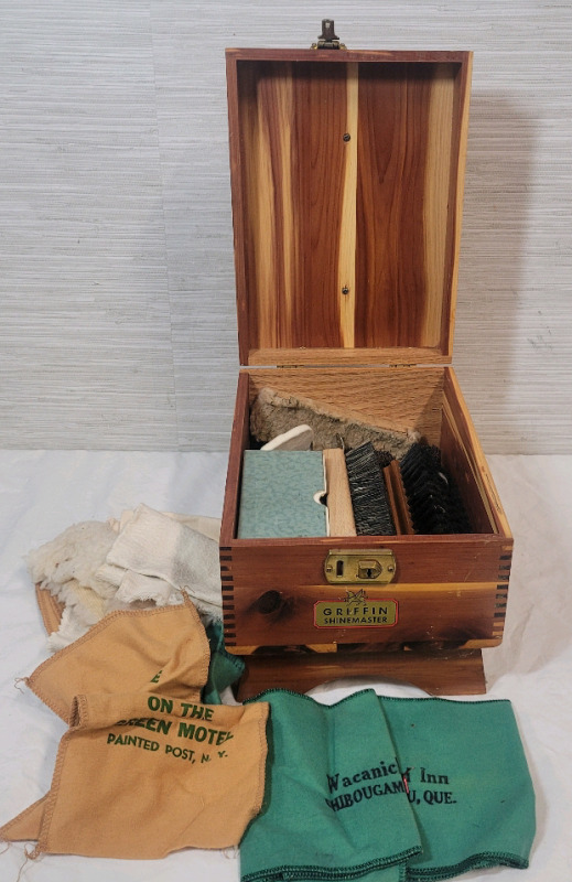 Cintage Griffin Shinemaster Cider Shoeshine Box w/Shine Brushes & Towels