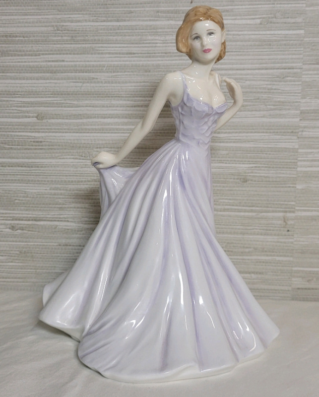 Royal Doulton In Vogue " Cluadia " Statuette , # HN 4320 . No chips or cracks