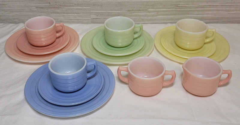 Vintage Hazel Atlas Moderntone Childs Little Hostess 14pc Set , 4 Color Pastels . No chips or cracks