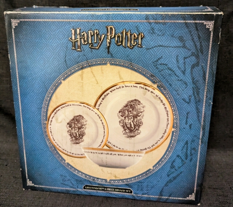 New Harry Potter: Gryffindor 3 Peice Dinner Set. See photos for full details.