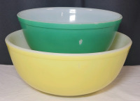 Vintage PYREX Primary Colors Mixing Bowls . #404 & #403 . Minor scratches on outside of bowls