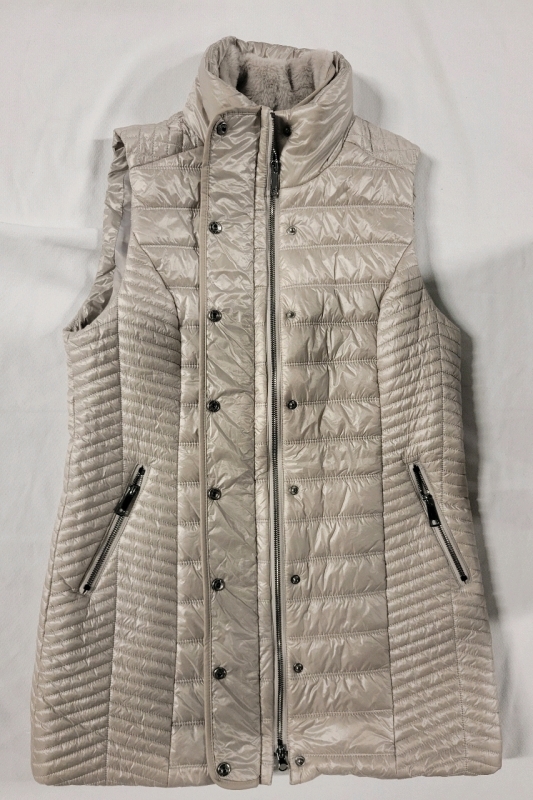 Ladies Renuar Medium/Large Sleeveless Puff Jacket Polyester /Nylon,Faux Fur Inner Collar, Great Condition
