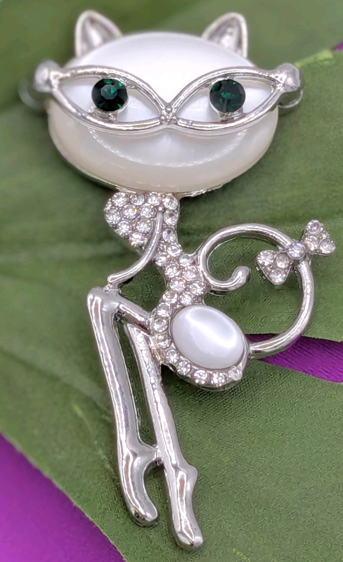 Creature Couture: Kitschy Anthropomorphic Cat Jelly Bottom / Jelly Face Silver Tone Brooch | 1.25" x 2.4" Long