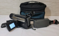 Hitachi 8 mm Video Camcorder LCD Screen Stable Pix Digital Zoom , Model # VM-E545LA . Includes Camcorder , Battery & Battery Charger