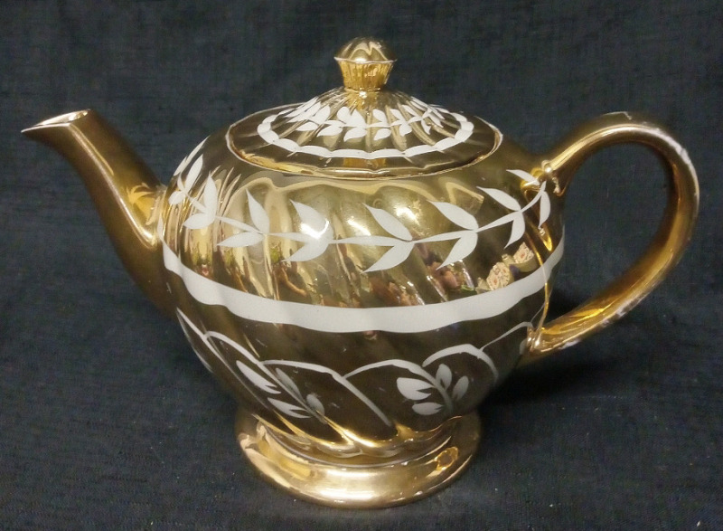 Vintage Sadler 1601R Vintage Gold Lustre Porcelain Tea Pot 5" Tall