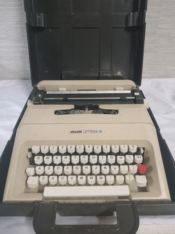 Vintage Typewriter Olivetti Lettera 35