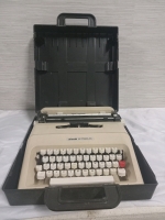 Vintage Typewriter Olivetti Lettera 35 With Case