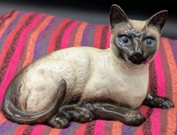 Vintage Beswick England Porcelain Siamese Cat Figure #1559 | 7.15" x 3.25" x 4.25" Tall