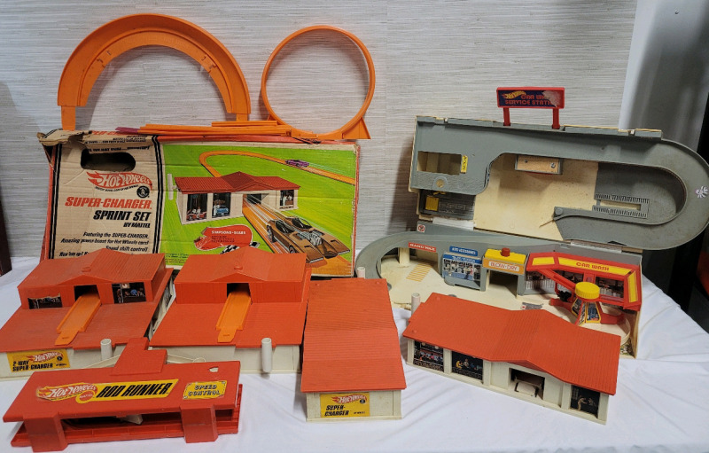 Vintage HOT WHEELS Track Buildings . Rod Runner , Super-Charger ×2 , 2-Way Super-Charger ×2 , Car Wash Service Station , Track Pieces & Super-Charger Box . Has Been Played With