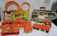 Vintage HOT WHEELS Track Buildings . Rod Runner , Super-Charger &times;2 , 2-Way Super-Charger &times;2 , Car Wash Service Station , Track Pieces & Super-Charger Box . Has Been Played With