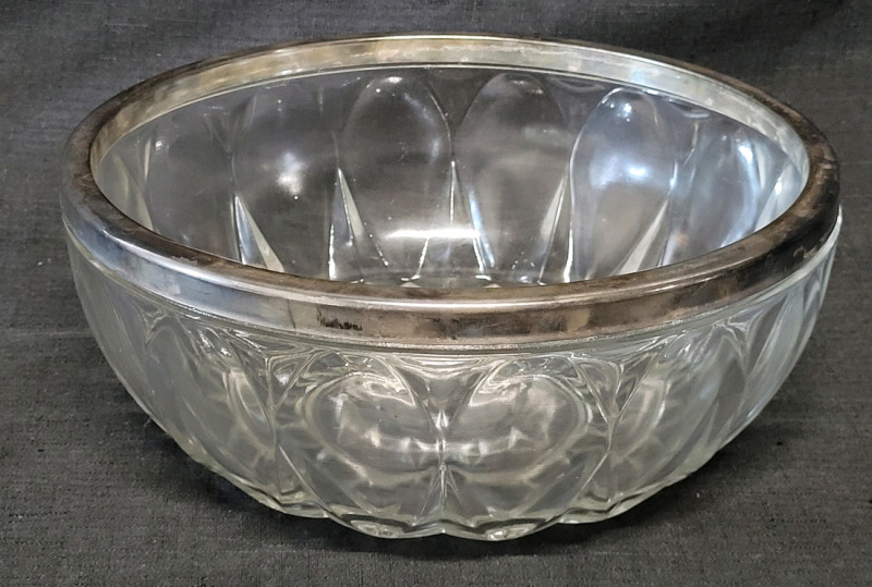 Beautiful Made in Italy Clear Glass with Silverplate Rim Ice Bowl . Measures 9 1/4" diameter & 4" tall . No chips or cracks