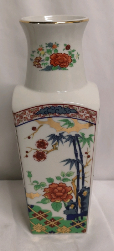 Beautiful Imari Ware Vase - Made in Japan 10.25" Tall