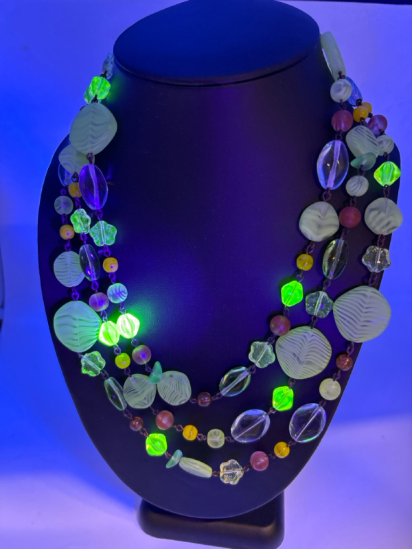 Signed Czech Glass Glowing 60’’ Necklace Original Presentation Box Joan Rivers