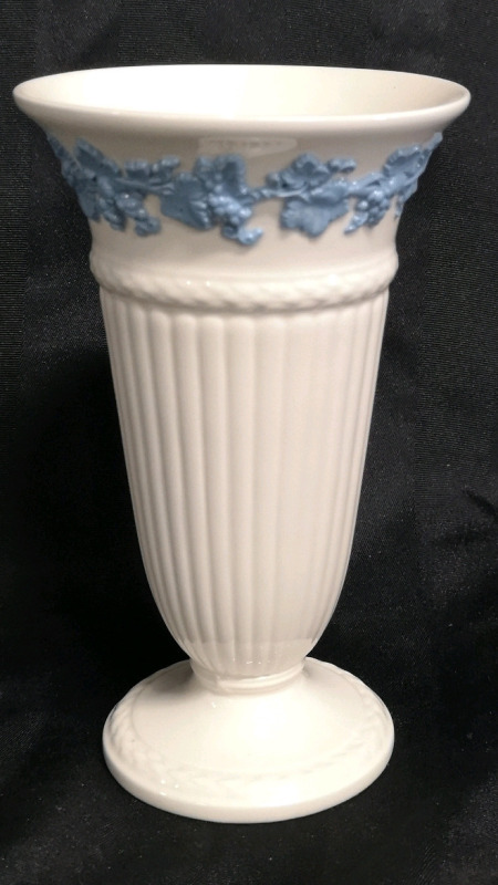 Gorgeous Vintage Wedgewood Vase 8.6" Tall