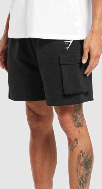 New Gymshark sz Large Men's Crest Cargo Shorts Black Retails for $40